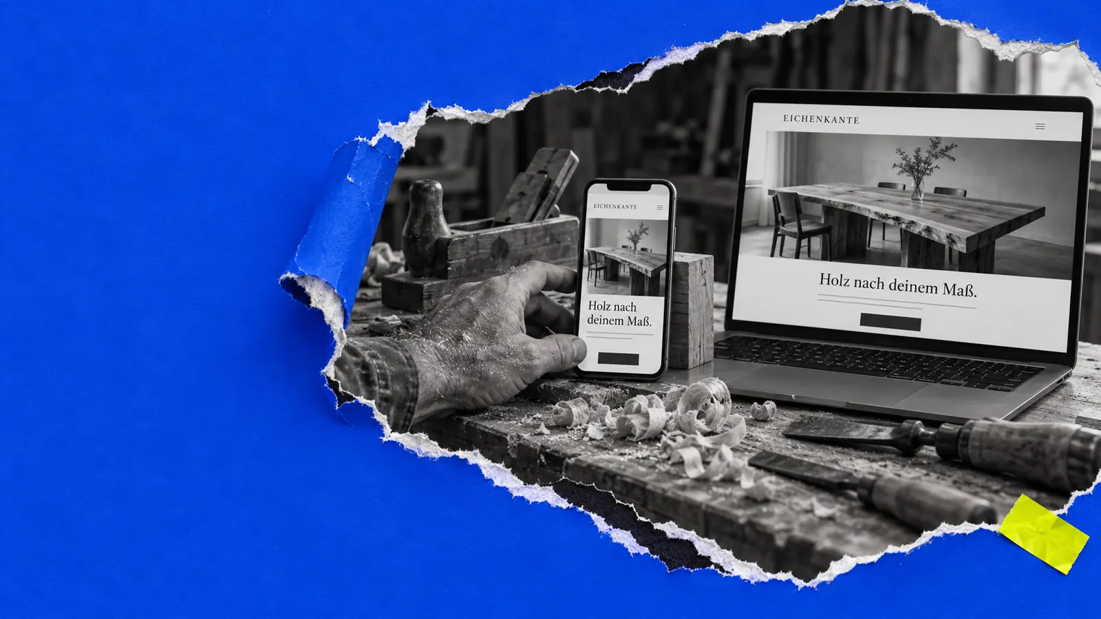Eine Schreinerhand greift auf der Werkbank nach dem Handy, auf Handy und Laptop steht dieselbe fertige Webseite